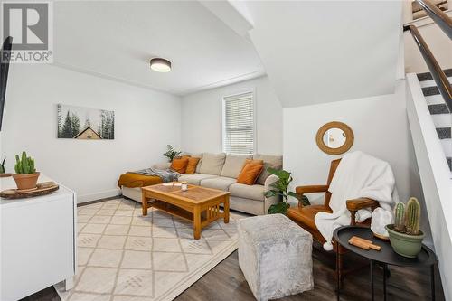 321 Maxwell Street, Sarnia, ON - Indoor Photo Showing Living Room