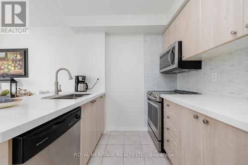 112 - 75 Shipway Avenue, Clarington (Newcastle), ON - Indoor Photo Showing Kitchen With Double Sink With Upgraded Kitchen