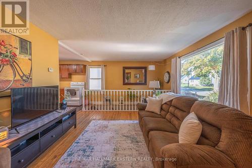 451 Harden Crescent, Cobourg, ON - Indoor Photo Showing Living Room