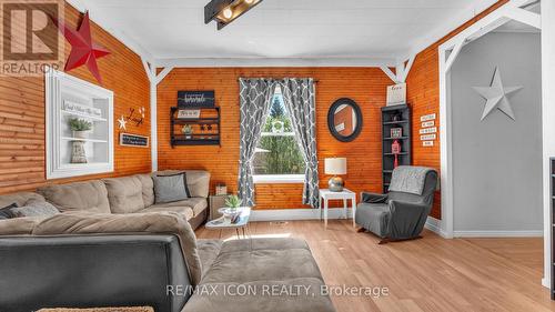 258 Anna Street S, North Middlesex (Parkhill), ON - Indoor Photo Showing Living Room