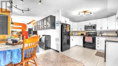 258 Anna Street S, North Middlesex (Parkhill), ON - Indoor Photo Showing Kitchen