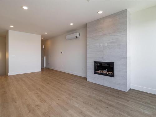 501-201 Dogwood Dr, Ladysmith, BC - Indoor Photo Showing Living Room With Fireplace