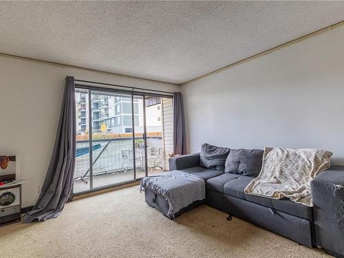 208-585 Dogwood St, Campbell River, BC - Indoor Photo Showing Living Room