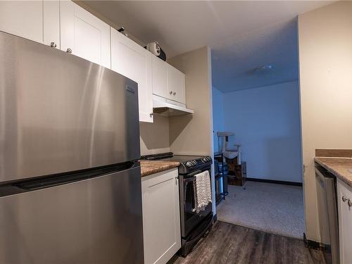 208-585 Dogwood St, Campbell River, BC - Indoor Photo Showing Kitchen