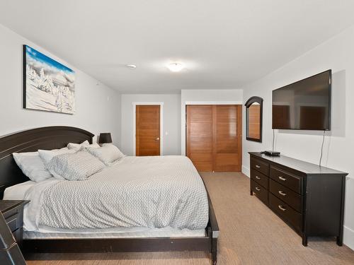 401-5030 Snowbird Way, Big White, BC - Indoor Photo Showing Bedroom