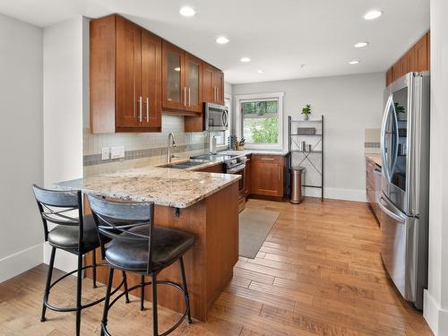 401-5030 Snowbird Way, Big White, BC - Indoor Photo Showing Kitchen With Double Sink