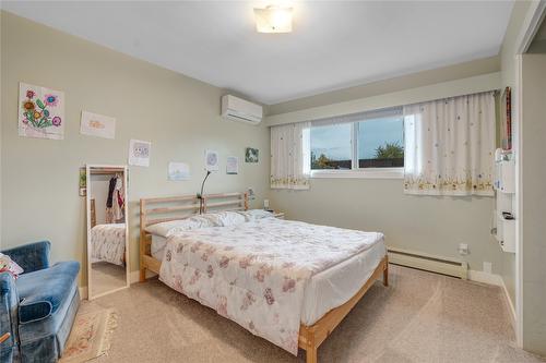 1465 Dartmouth Street, Penticton, BC - Indoor Photo Showing Bedroom