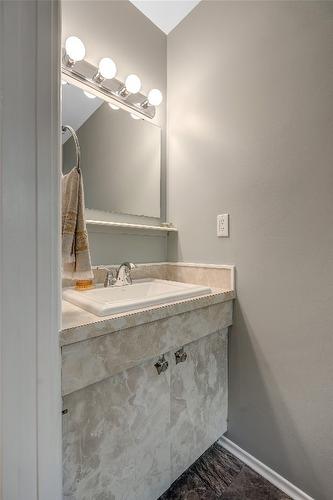 1465 Dartmouth Street, Penticton, BC - Indoor Photo Showing Bathroom