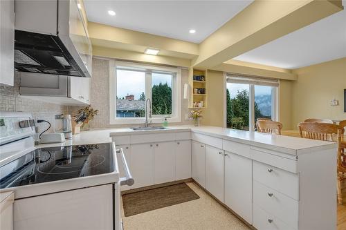 1465 Dartmouth Street, Penticton, BC - Indoor Photo Showing Kitchen