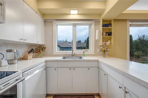 1465 Dartmouth Street, Penticton, BC - Indoor Photo Showing Kitchen