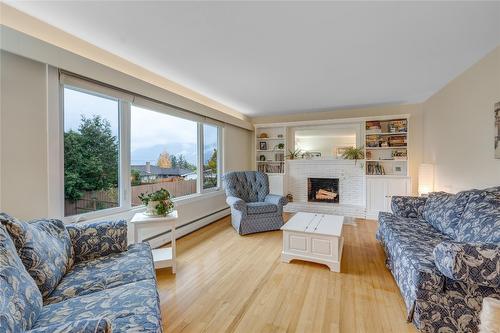 1465 Dartmouth Street, Penticton, BC - Indoor Photo Showing Living Room With Fireplace