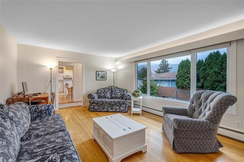 1465 Dartmouth Street, Penticton, BC - Indoor Photo Showing Living Room