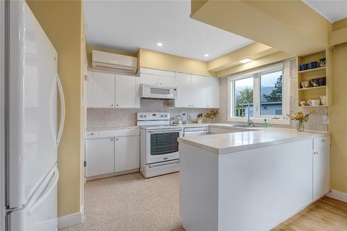 1465 Dartmouth Street, Penticton, BC - Indoor Photo Showing Kitchen