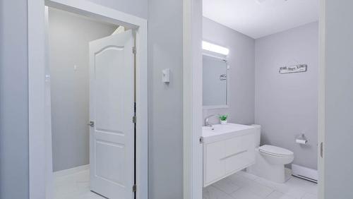 104-1966 Enterprise Way, Kelowna, BC - Indoor Photo Showing Bathroom