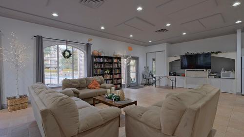 104-1966 Enterprise Way, Kelowna, BC - Indoor Photo Showing Living Room