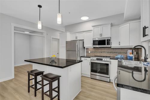 112-3521 Carrington Road, West Kelowna, BC - Indoor Photo Showing Kitchen