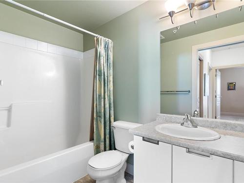 313-870 Short St, Saanich, BC - Indoor Photo Showing Bathroom