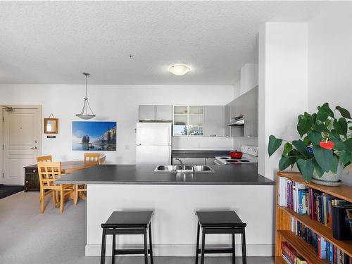 313-870 Short St, Saanich, BC - Indoor Photo Showing Kitchen