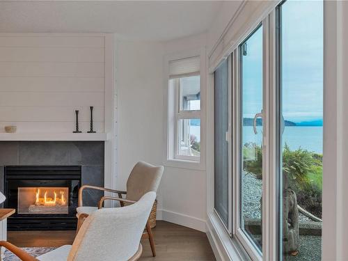 116-9 Adams Rd, Campbell River, BC - Indoor Photo Showing Living Room With Fireplace