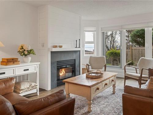 116-9 Adams Rd, Campbell River, BC - Indoor Photo Showing Living Room With Fireplace