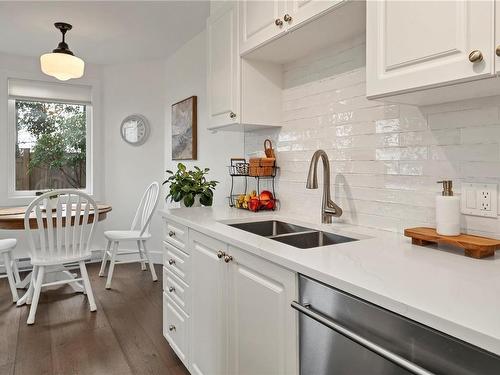 116-9 Adams Rd, Campbell River, BC - Indoor Photo Showing Kitchen With Double Sink With Upgraded Kitchen