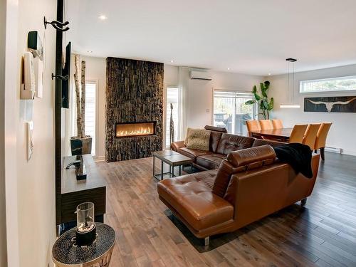 Salon - 3171  - 3171A Rue Laurin, Sainte-Marthe-Sur-Le-Lac, QC - Indoor Photo Showing Living Room With Fireplace