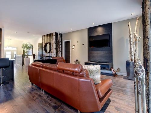 Salon - 3171  - 3171A Rue Laurin, Sainte-Marthe-Sur-Le-Lac, QC - Indoor Photo Showing Living Room With Fireplace