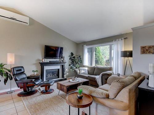 Living room - 1081 Tsse Bellevue, Saint-Valérien-De-Milton, QC - Indoor Photo Showing Living Room With Fireplace