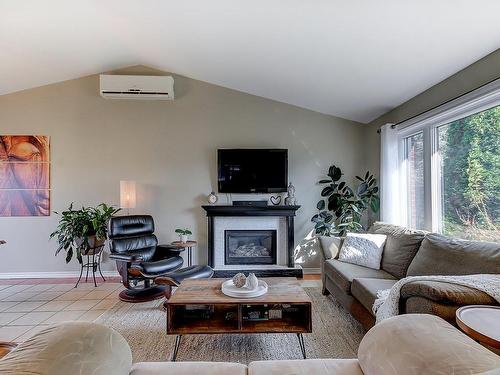 Living room - 1081 Tsse Bellevue, Saint-Valérien-De-Milton, QC - Indoor Photo Showing Living Room With Fireplace