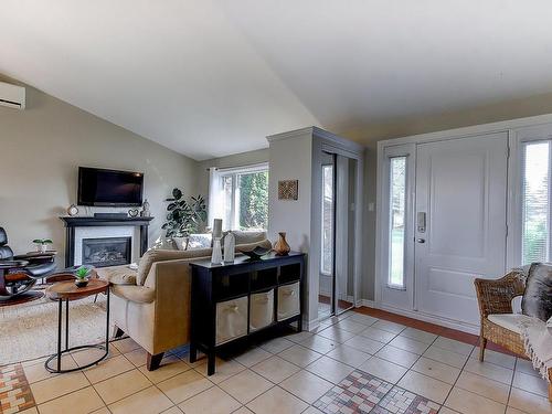 Hall - 1081 Tsse Bellevue, Saint-Valérien-De-Milton, QC - Indoor Photo Showing Living Room With Fireplace