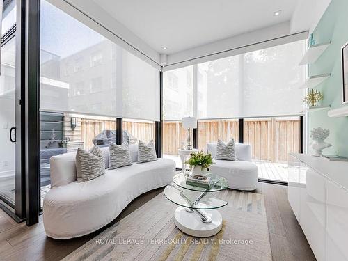 C-123 Roselawn Ave, Toronto, ON - Indoor Photo Showing Living Room