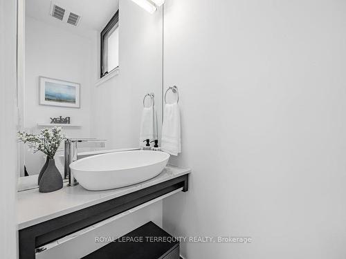 C-123 Roselawn Ave, Toronto, ON - Indoor Photo Showing Bathroom