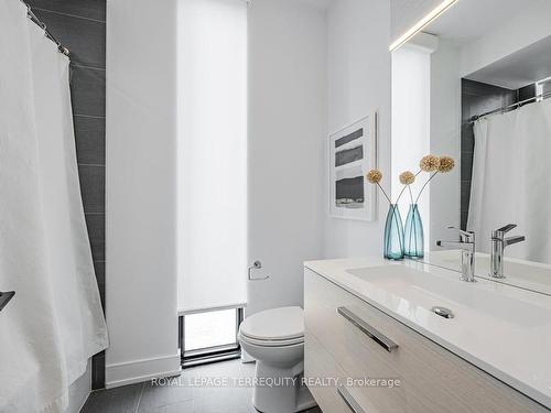 C-123 Roselawn Ave, Toronto, ON - Indoor Photo Showing Bathroom