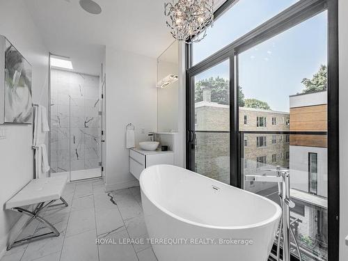 C-123 Roselawn Ave, Toronto, ON - Indoor Photo Showing Bathroom