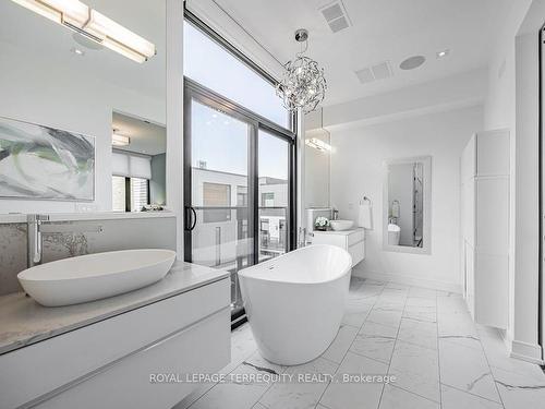 C-123 Roselawn Ave, Toronto, ON - Indoor Photo Showing Bathroom