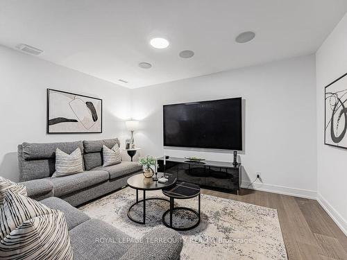 C-123 Roselawn Ave, Toronto, ON - Indoor Photo Showing Living Room