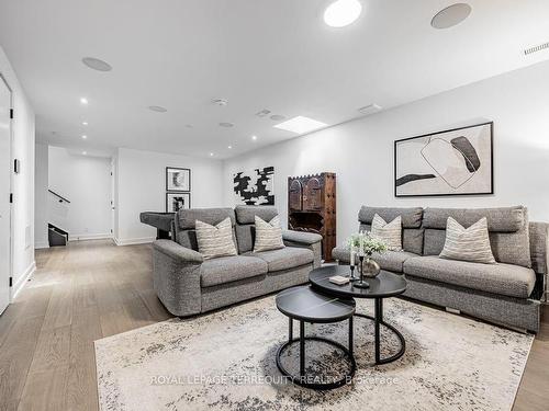 C-123 Roselawn Ave, Toronto, ON - Indoor Photo Showing Living Room