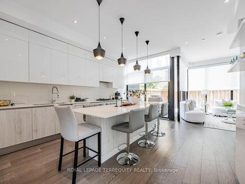 C-123 Roselawn Ave, Toronto, ON - Indoor Photo Showing Kitchen With Upgraded Kitchen