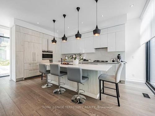 C-123 Roselawn Ave, Toronto, ON - Indoor Photo Showing Kitchen With Upgraded Kitchen