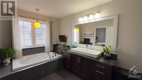 Ensuite - 755 Oakglade Avenue, Kanata, ON - Indoor Photo Showing Bathroom