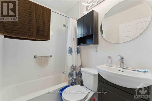 220 Westhaven Crescent, Ottawa, ON - Indoor Photo Showing Bathroom