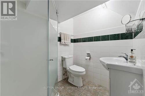 220 Westhaven Crescent, Ottawa, ON - Indoor Photo Showing Bathroom