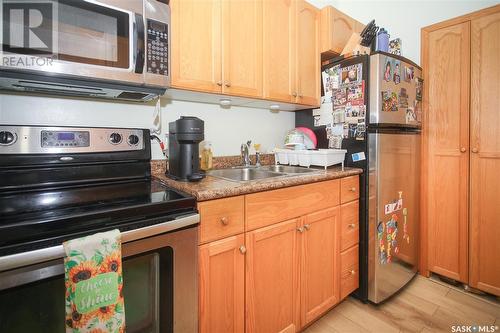 2 331 Pendygrasse Road, Saskatoon, SK - Indoor Photo Showing Kitchen With Double Sink