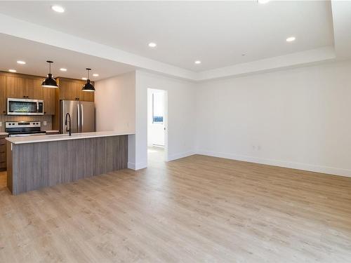 305-201 Dogwood Dr, Ladysmith, BC - Indoor Photo Showing Kitchen