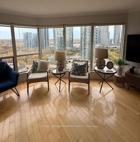 2403-2269 Lake Shore Blvd W, Toronto, ON - Indoor Photo Showing Living Room