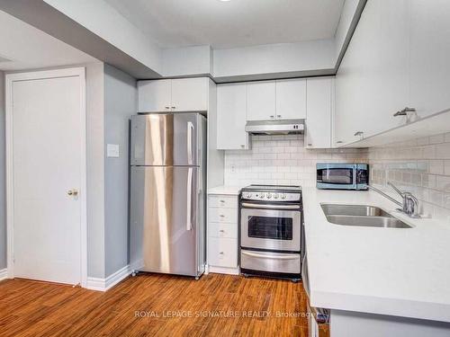 342-4975 Southampton Dr, Mississauga, ON - Indoor Photo Showing Kitchen With Double Sink