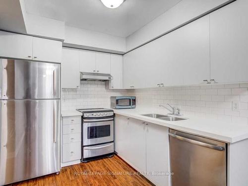 342-4975 Southampton Dr, Mississauga, ON - Indoor Photo Showing Kitchen With Double Sink