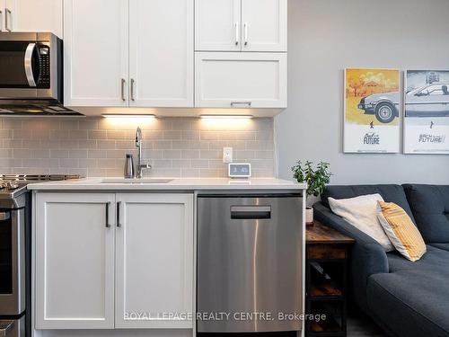 612-95 Dundas St W, Oakville, ON - Indoor Photo Showing Kitchen With Upgraded Kitchen