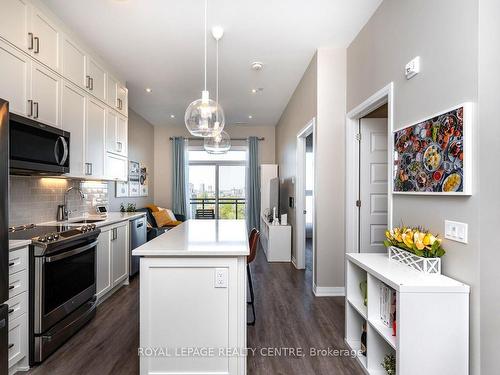 612-95 Dundas St W, Oakville, ON - Indoor Photo Showing Kitchen With Upgraded Kitchen