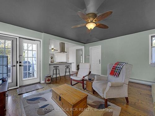 36 Cavendish Cres, Brampton, ON - Indoor Photo Showing Living Room